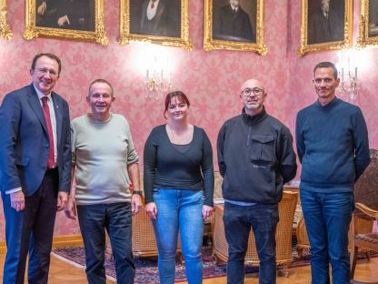 Ein Gruppenfoto im Bürgermeisterzimmer