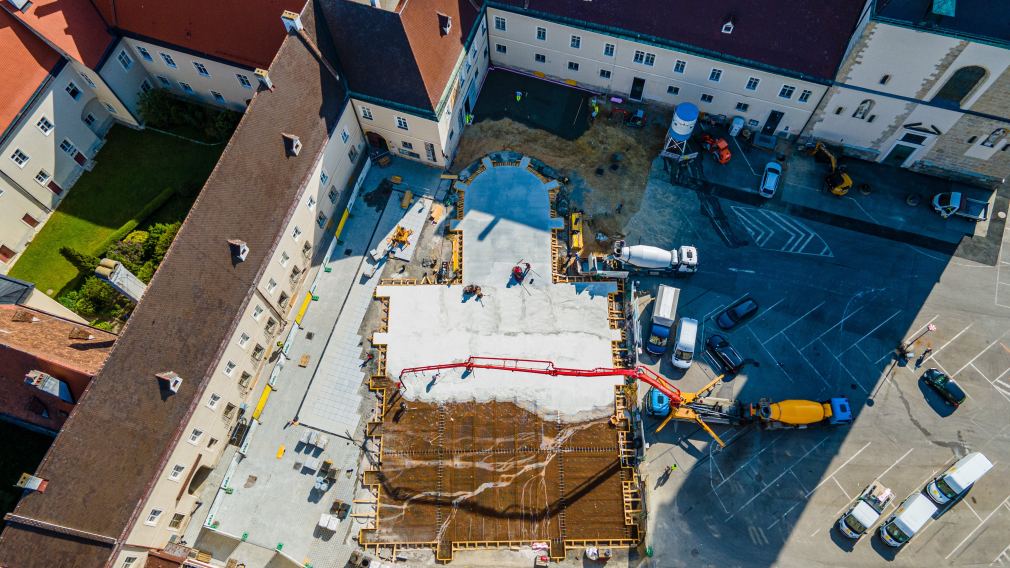 Betonierarbeiten am Domplatz