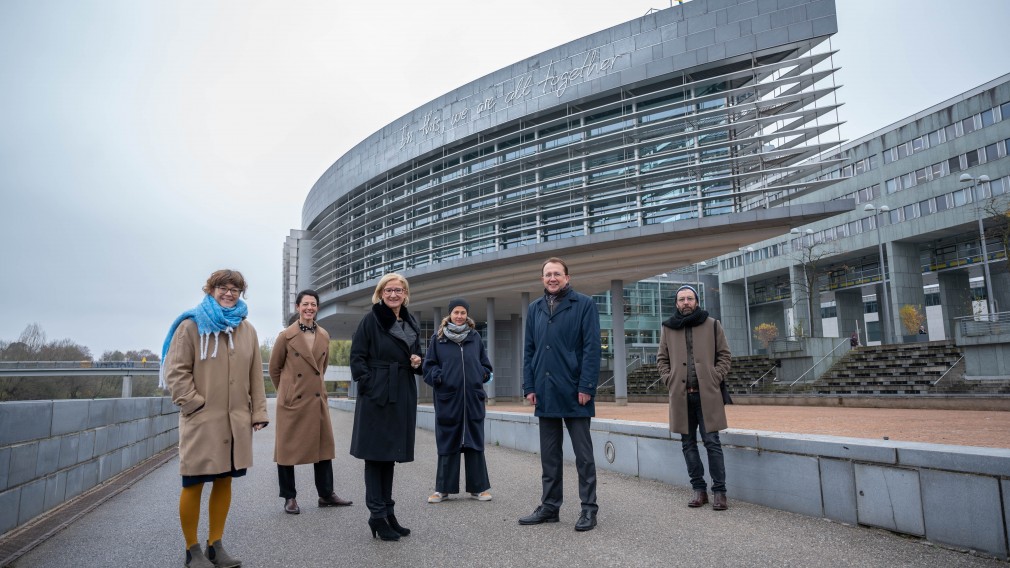 (v. l.n .r.) Mag. Barbara Horvath und Dr. Lisa Ortner-Kreil von art hoc projekts, die niederösterreichische Landeshauptfrau Johanna Mikl-Leitner, die studierte Medienkünstlerin Borjana Ventzislavova, St. Pöltens Bürgermeister Mag. Matthias Stadler und Aldo Giannotti, der in mehreren Ländern ein Studium der Malerei, Videografie und Fotografie absolviert hat. (Foto: Arman Kalteis)