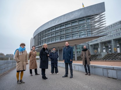 (v. l.n .r.) Mag. Barbara Horvath und Dr. Lisa Ortner-Kreil von art hoc projekts, die niederösterreichische Landeshauptfrau Johanna Mikl-Leitner, die studierte Medienkünstlerin Borjana Ventzislavova, St. Pöltens Bürgermeister Mag. Matthias Stadler und Aldo Giannotti, der in mehreren Ländern ein Studium der Malerei, Videografie und Fotografie absolviert hat. (Foto: Arman Kalteis)