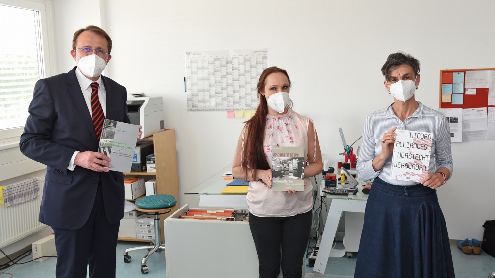 Anita Hofmann und Elisabeth Schimana (Künstlerische Leiterin) von IMA Institut Medienarchäologie gemeinsam mit Bürgermeister Matthias Stadler im BIZ St. Pölten. (Foto: Josef Vorlaufer)