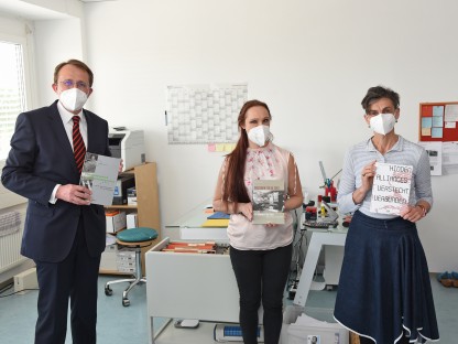 Anita Hofmann und Elisabeth Schimana (Künstlerische Leiterin) von IMA Institut Medienarchäologie gemeinsam mit Bürgermeister Matthias Stadler im BIZ St. Pölten. (Foto: Josef Vorlaufer)