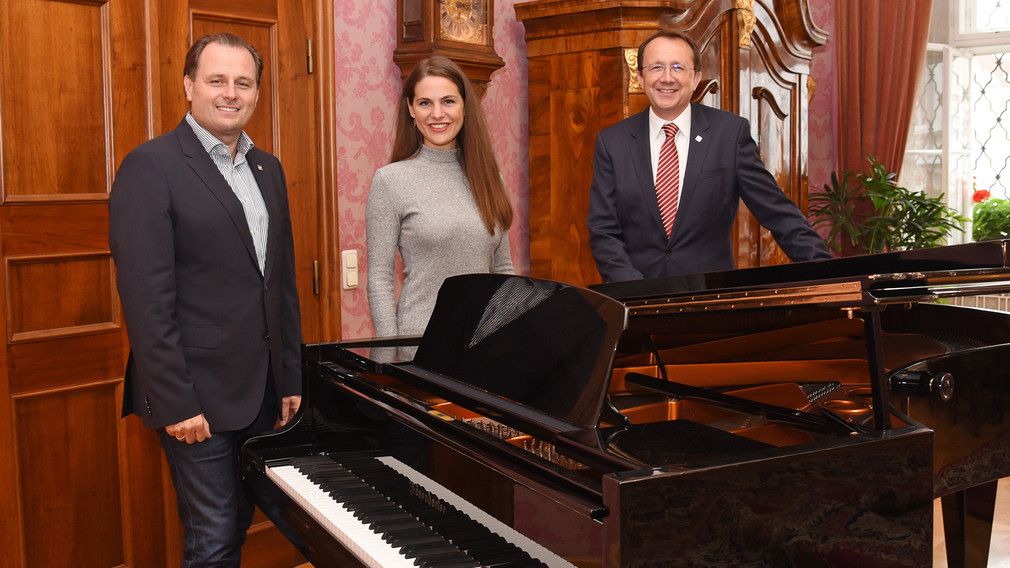 Drei Personen bei einem Klavier. (Foto: Vorlaufer)