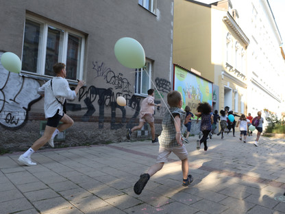 Laufende Kinder mit am Handgelenk befestigten Luftballonen. Fotos: Florian Dalik