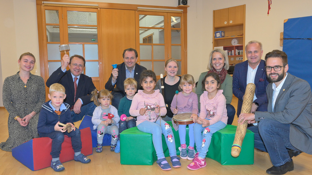 Personengruppe mit Instrumenten im Kindergarten. (Foto: Vorlaufer)
