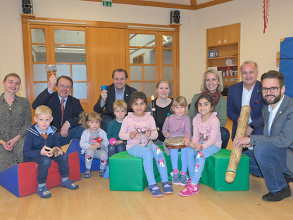 Personengruppe mit Instrumenten im Kindergarten. (Foto: Vorlaufer)