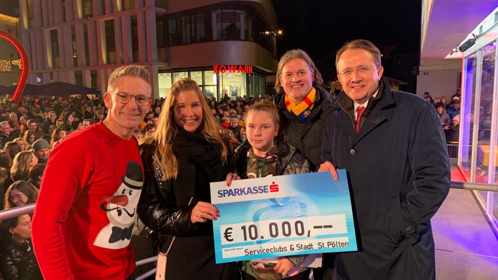 Bürgermeister Matthias Stadler, Dominik Mesner und Catrin Barnath-Haas übergeben einen Scheck im Wert von 10.000 Euro in Villach an Andi Knoll. (Foto: Marketing St. Pölten GmbH)