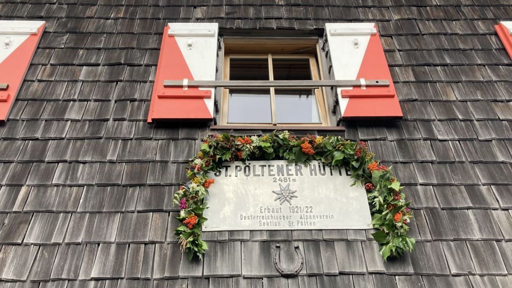 Festschmuck an der St. Pöltner Hütte. (Foto: Norbert Lang)