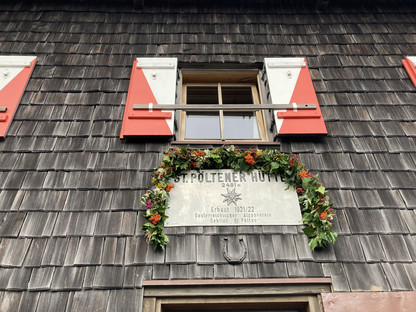 Festschmuck an der St. Pöltner Hütte. (Foto: Norbert Lang)