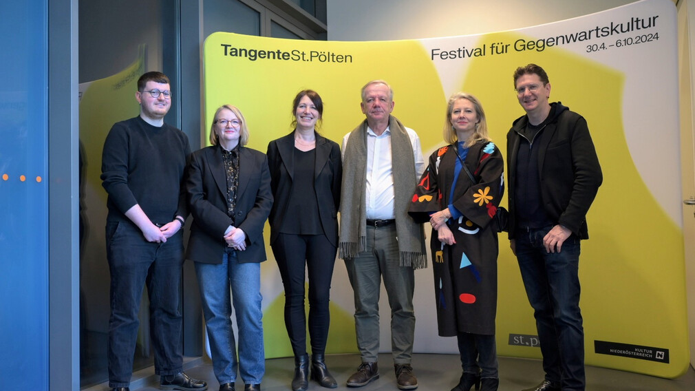 Der künstlerische Leiter Christoph Gurk (Bildmitte) gemeinsam mit Thorben Meißner, Bettina Masuch, Marie Rötzer, Joanna Warsza und Aviel Cahn (Foto Arman Kalteis). 