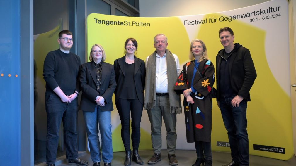 Der künstlerische Leiter Christoph Gurk (Bildmitte) gemeinsam mit Thorben Meißner, Bettina Masuch, Marie Rötzer, Joanna Warsza und Aviel Cahn (Foto Arman Kalteis). 