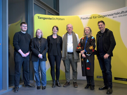 Der künstlerische Leiter Christoph Gurk (Bildmitte) gemeinsam mit Thorben Meißner, Bettina Masuch, Marie Rötzer, Joanna Warsza und Aviel Cahn (Foto Arman Kalteis). 