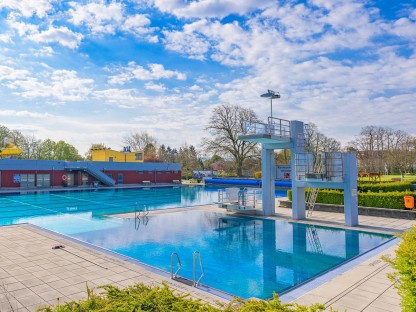 Bild vom Sportbecken des Sommerbades. (Foto: Arman Kalteis)