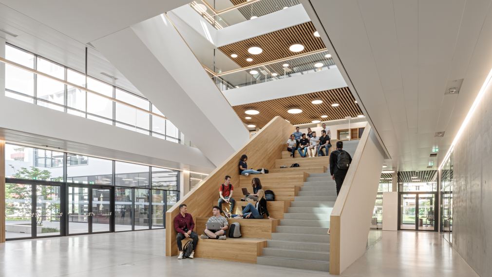 Eine Abbildung des modernen Campus St. Pölten von innen. (Foto: Hertha Hurnaus)