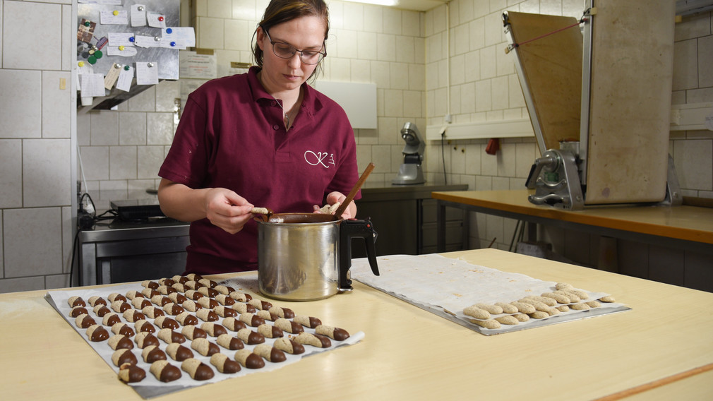 Stefanie Kernstock beim Keksebacken.