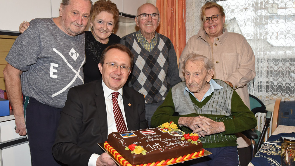 Bürgermeister Matthias Stadler, Gemeinderätin Birgit Becker sowie Familie und Freunde feierten mit Franz Wielander. (Foto: Vorlaufer)
