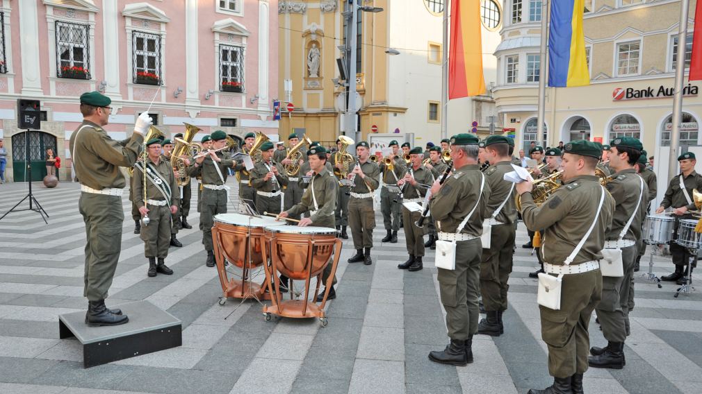 Die Militärmusik spielt am Rathausplatz. (Foto: Josef Vorlaufer)