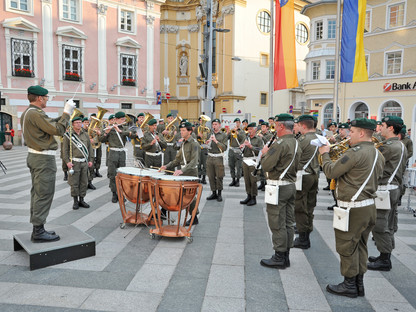 Die Militärmusik spielt am Rathausplatz. (Foto: Josef Vorlaufer)