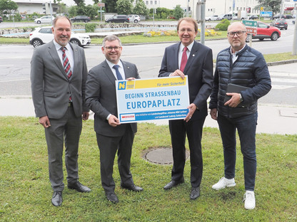 NÖ Straßenbaudirektor-Stv. DI Rainer Irschik, Landesrat Ludwig Schleritzko, Bürgermeister Matthias Stadler, Baudirektor von St. Pölten DI Wolfgang Lengauer stehen vor dem Europaplatz. Foto: Gerhard Fichtinger

