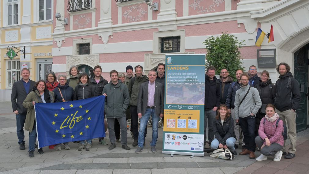Die LIFE TANDEMS Projektgruppe mit Mitarbeiter:innen der KlimaK und Stadtrat Dietmar Fenz vor dem Rathaus. (Foto: Josef Vorlaufer)