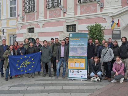 Die LIFE TANDEMS Projektgruppe mit Mitarbeiter:innen der KlimaK und Stadtrat Dietmar Fenz vor dem Rathaus. (Foto: Josef Vorlaufer)