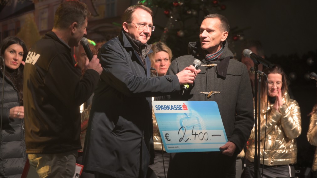 Dietmar Zeiss, Bürgermeister Matthias Stadler und Peter Eigelsreiter mit einem Scheck in der Höhe von 2.400 Euro. (Foto: Arman Behpournia)