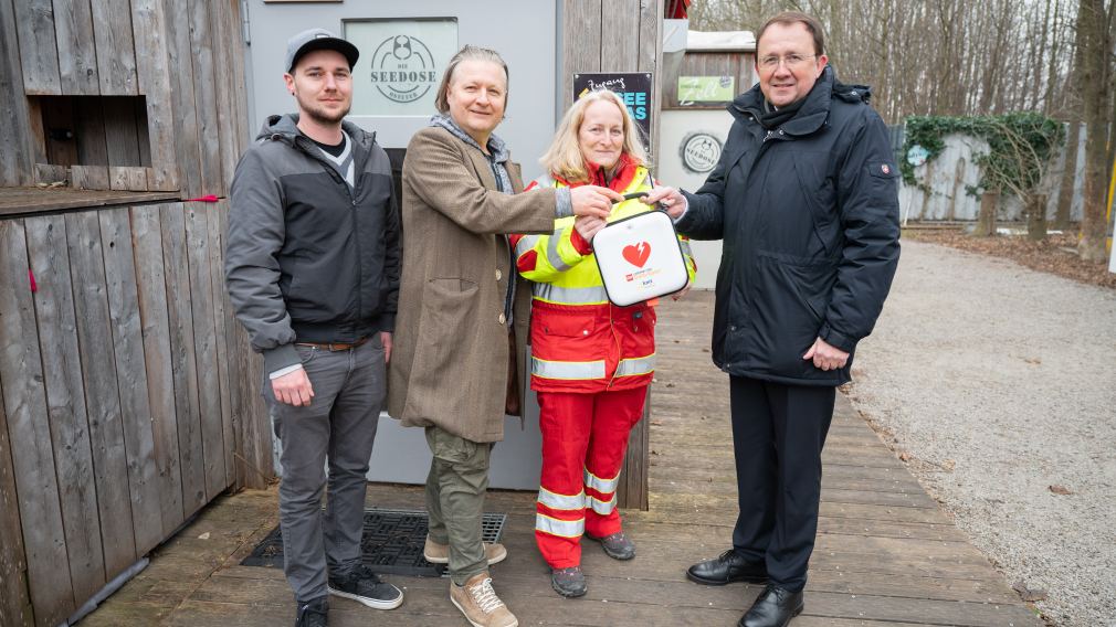 Vier Personen mit Defibrillator (Foto: Kalteis)