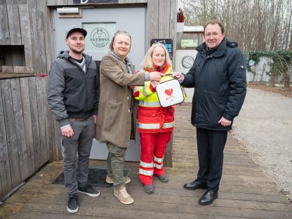 Vier Personen mit Defibrillator (Foto: Kalteis)