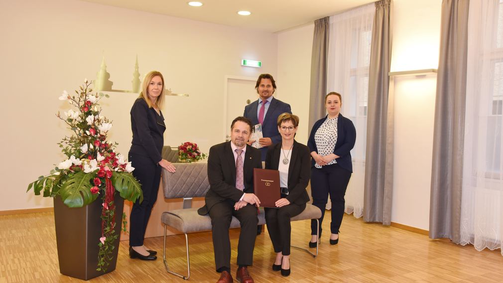 2022 wurden 231 Trauungen durch das Standesamt St. Pölten durchgeführt. Die fünf Trauungsbeamt:innen Elisabeth Meixner, Uwe Gaar, Herbert Herzig, Cornelia Huber und Nathalie Rattenberger können sich nun über einen frisch renovierten Trauungssaal im Rathaus freuen. (Foto: Josef Vorlaufer)