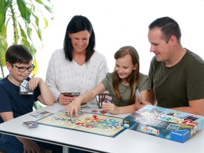 Eine Familie beim Spielen des neuen Spiels „Ich fahr‘ voll ab auf Österreich“ von Ravensburger. (Foto: Ravensburger)