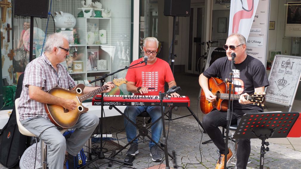 Dieter Libuda, Oliver Jung und Wolfgang Gran spielten vor der Teeinsel auf.