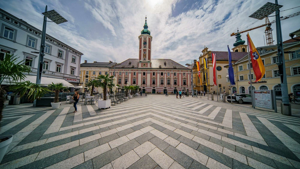 Ansicht des St. Pöltner Rathausplatzes mit dem St. Pöltner Rathaus in der Mitte. (Foto: Josef Bollwein)