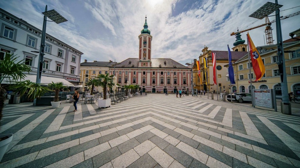 Ansicht des St. Pöltner Rathausplatzes mit dem St. Pöltner Rathaus in der Mitte. (Foto: Josef Bollwein)