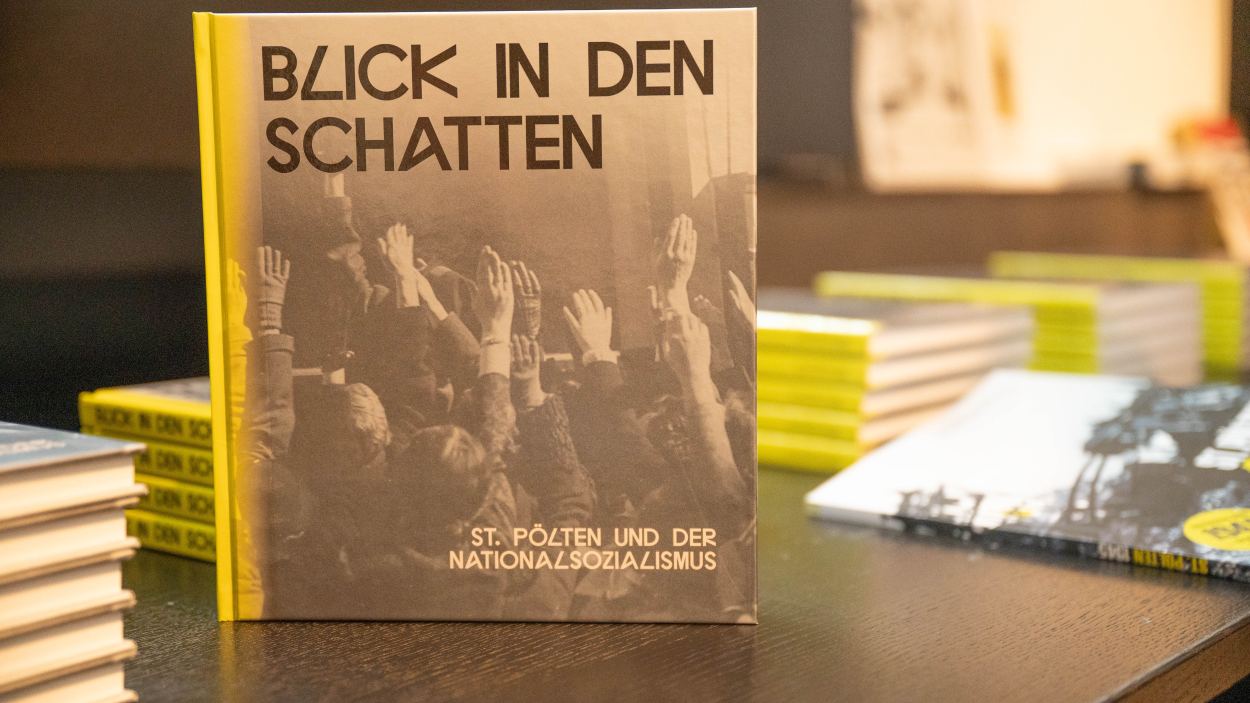 Buch Blick in den Schatten. (Foto: Arman Kalteis)