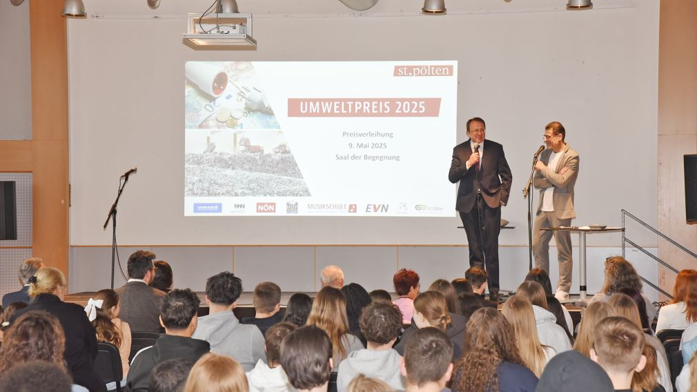 Bürgermeister Matthias Stadler begrüßte die Schüler:innen, Pädagog:innnen und Sponsor:innen zur Verleihung des Umweltpreises. (Foto: Josef Vorlaufer)