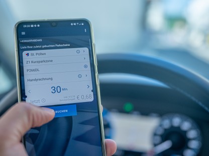 Ein Parkschein wird über die HANDYPARKEN-App gebucht.