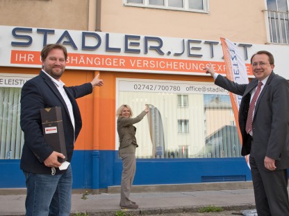 Drei Personen vor dem Versicherungsbüro in der Josefstraße. (Foto: Vorlaufer)