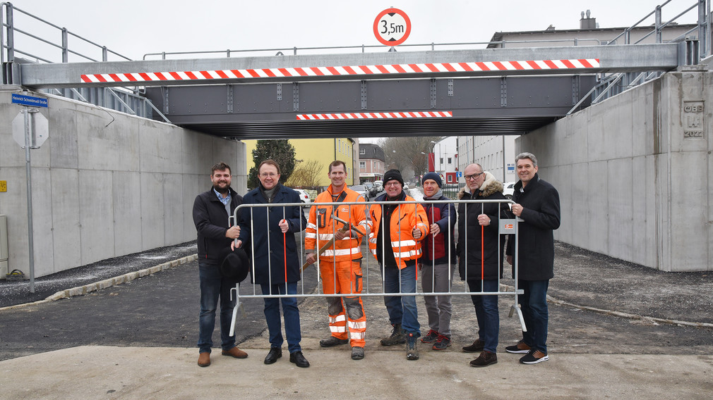 Mirza Sacic (Trinkwasserversorgung), Bürgermeister Matthias Stadler, Josef Hackl und Franz Hager (Fa. Leyrer & Graf), Martin Petermann (Bauverwaltung), Baudirektor Wolfgang Lengauer und Anton Waxenegger (Fernwärme St. Pölten). (Foto: Josef Vorlaufer)