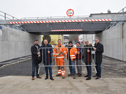 Mirza Sacic (Trinkwasserversorgung), Bürgermeister Matthias Stadler, Josef Hackl und Franz Hager (Fa. Leyrer & Graf), Martin Petermann (Bauverwaltung), Baudirektor Wolfgang Lengauer und Anton Waxenegger (Fernwärme St. Pölten). (Foto: Josef Vorlaufer)