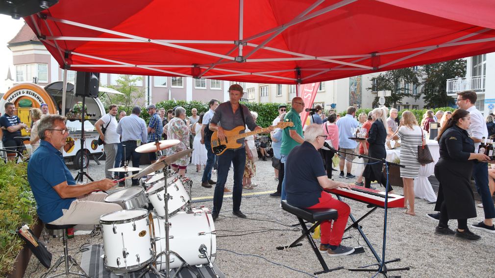 Die Spatenstichfeier im Schillerpark vor dem Hotel Metropol war gut besucht. (Foto: Josef Vorlaufer)