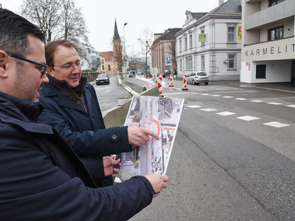 Zwei Personen mit Verkehrsplan auf der Straße. (Foto: Vorlaufer)