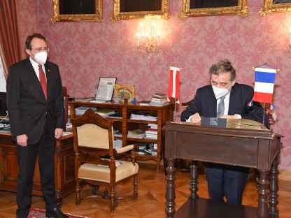 Bürgermeister Matthias Stadler steht neben dem französischen Botschafter Gilles Pécout, der sich in das Goldene Buch der Stadt einträgt. (Foto: Josef Vorlaufer)