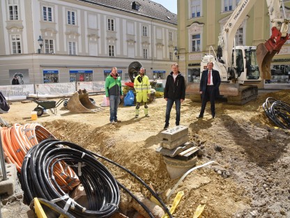 Vier Personen begutachten die Baustelle am Riemerplatz. (Foto: Vorlaufer)