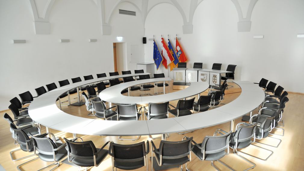 Eine Abbildung des Gemeinderatssaals im Rathaus St. Pölten. (Foto: Josef Vorlaufer)