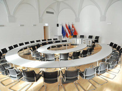 Eine Abbildung des Gemeinderatssaals im Rathaus St. Pölten. (Foto: Josef Vorlaufer)