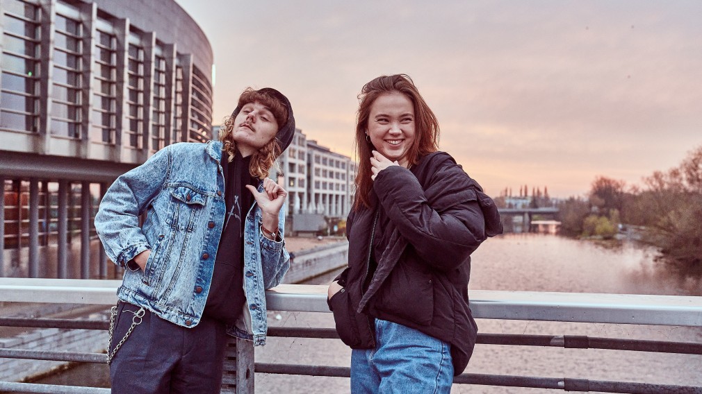 Jugend auf dem Vormarsch: Die beiden amtierenden St. Pöltner Youngster-of-Arts-Preisträger,  Surf-Punk-Jungspund Salamirecorder und Hyperpop-Elfe Sinikka Monte, zeigen beim ersten MUSIK.STP-Festival, dass künstlerische Qualität keine Frage des Alters ist. (Foto: Klaus Engelmayer)