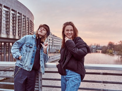 Jugend auf dem Vormarsch: Die beiden amtierenden St. Pöltner Youngster-of-Arts-Preisträger,  Surf-Punk-Jungspund Salamirecorder und Hyperpop-Elfe Sinikka Monte, zeigen beim ersten MUSIK.STP-Festival, dass künstlerische Qualität keine Frage des Alters ist. (Foto: Klaus Engelmayer)