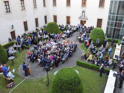 Die Eröffnung fand im Innenhof des Stadtmuseums statt und war sehr gut besucht.