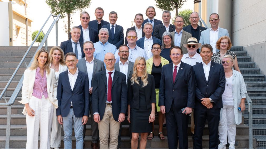 Viele Personen vor Stiegen. (Foto: unibz.it)