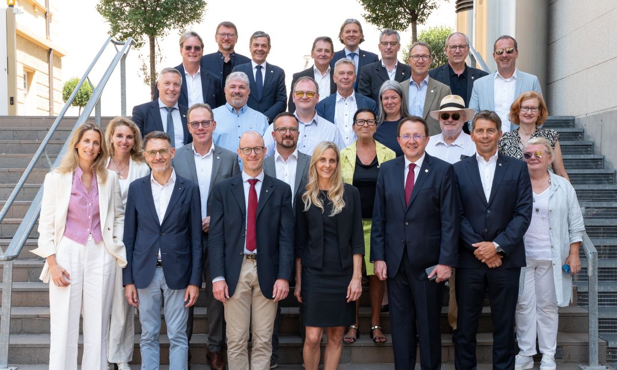 Viele Personen vor Stiegen. (Foto: unibz.it)
